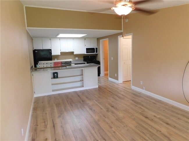 Building Photo - 454 7th Pl