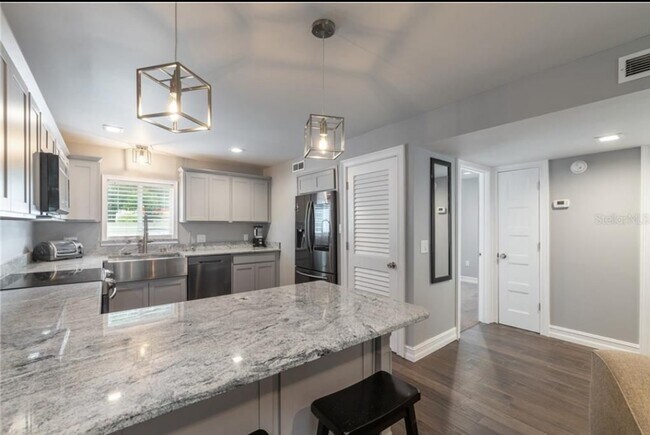 Building Photo - 4215 E Bay Dr