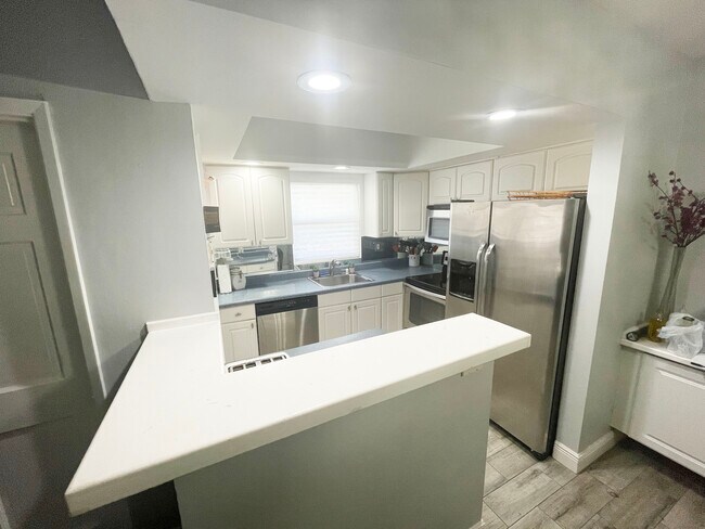 Kitchen - 100 SE 6th Ave