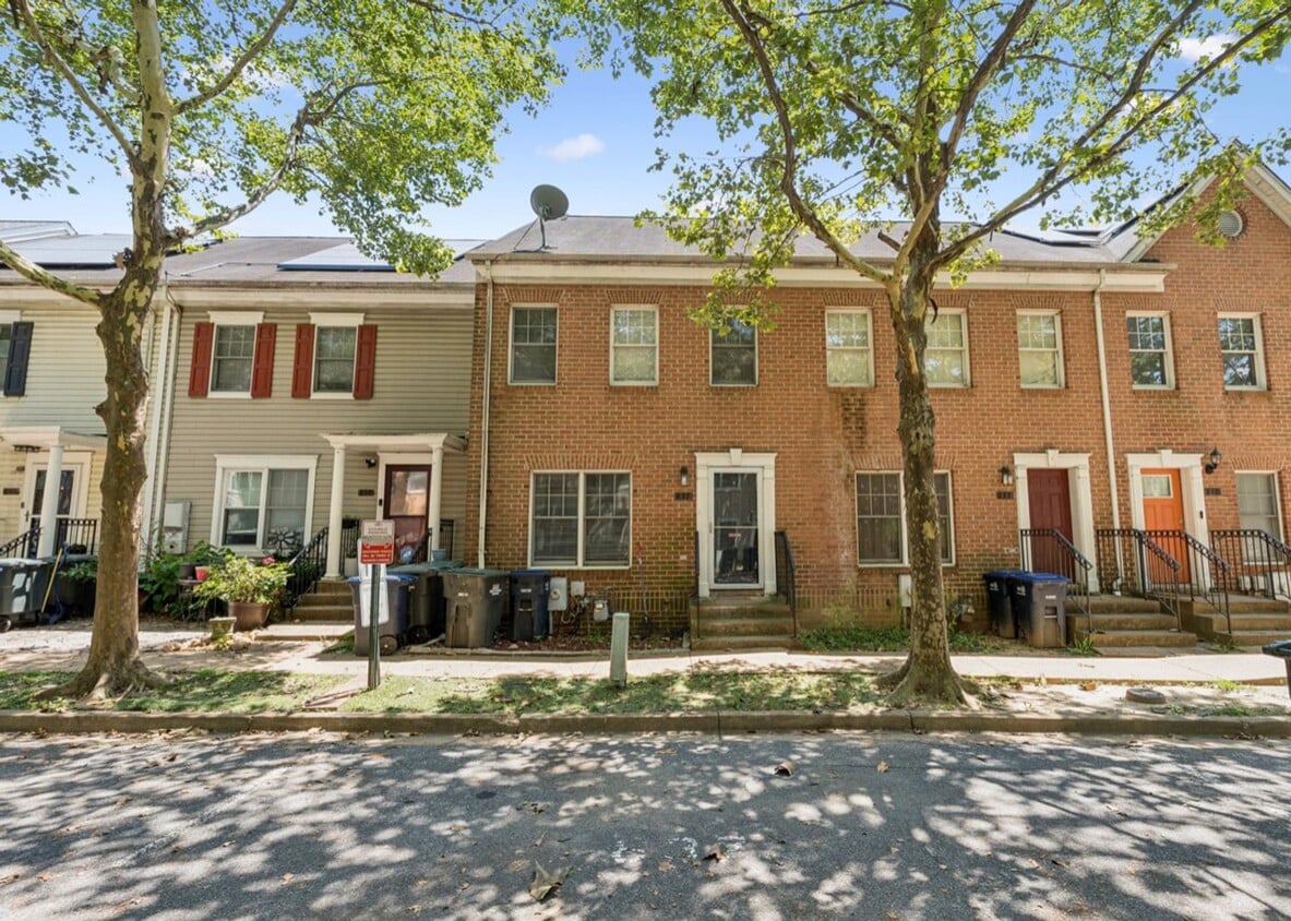 Primary Photo - Spacious 3BR Townhome Near Metro & Nationa...