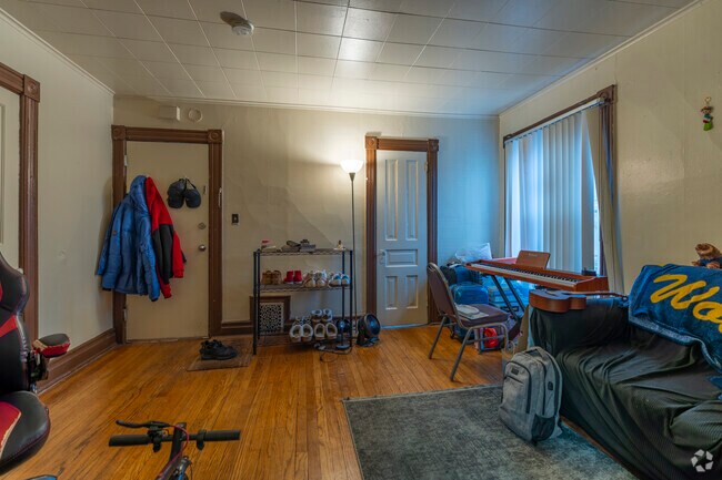 1 habitación, 1 baño - 650 pies cuadrados - #4 - Comedor/Sala de estar - 812 Mary St