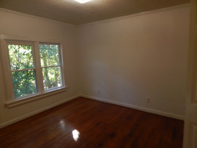 Foto del edificio - Adorable 2 Bedroom located in Mid-town clo...