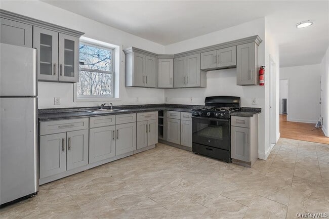 Building Photo - 94 Winnikee Ave