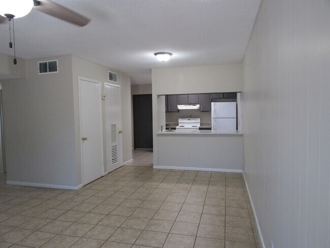 Foto del edificio - 2401 E Frost St