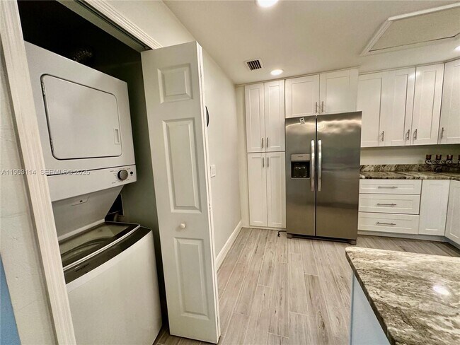 Building Photo - 6300 Royal Woods Dr