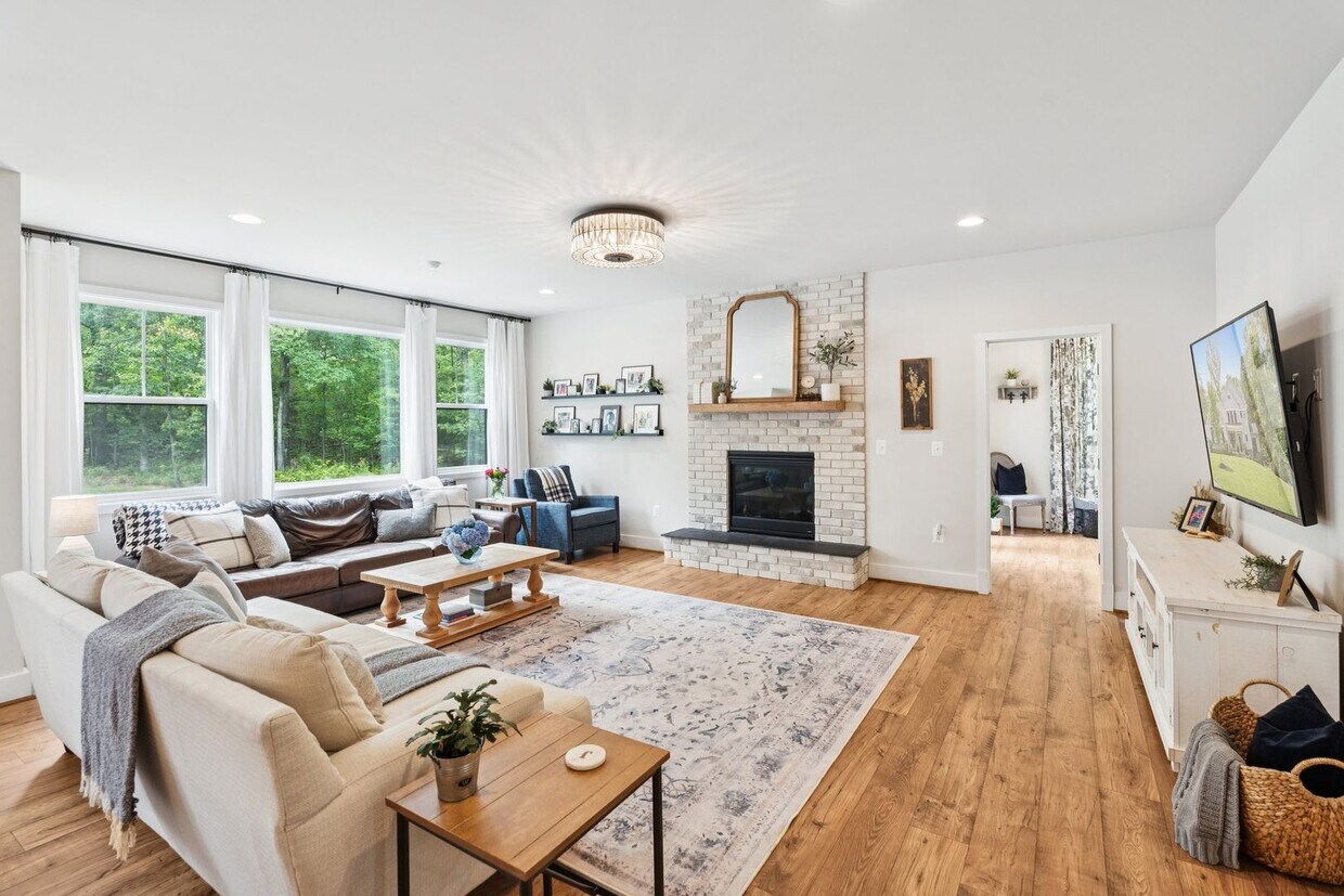 Foto principal - Impressive 6 Bed 4.5 Bath Single-Family Ho...