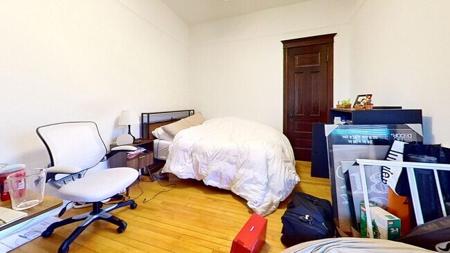 Foto del edificio - Top Floor Wrigleyville Two Bed Includes Heat