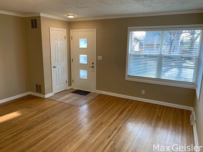 Acogedora sala de estar con vistas al vecindario familiar. - 404 12th Ave N