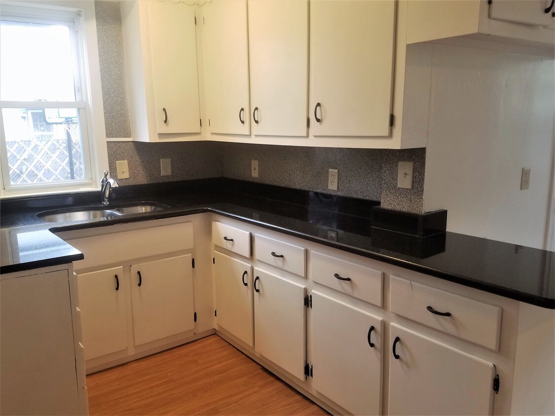 Kitchen with Granite Counter Tops - 121 Meadow St