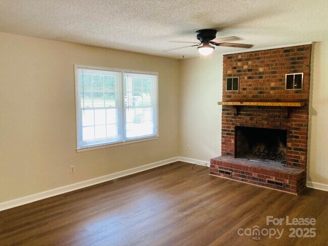 Foto del edificio - 7984 Secluded Ln