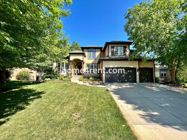 Foto del edificio - Blue Valley Schools, Wood Floors, Gourmet ...