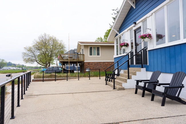 Building Photo - 848 S Harbor Dr