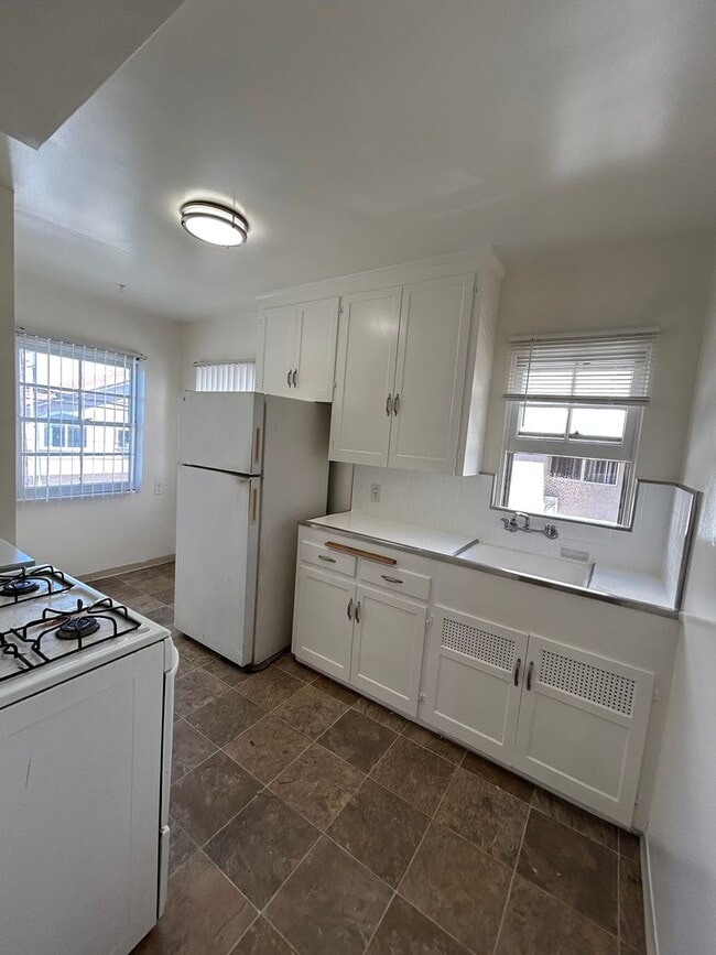 Building Photo - Bright Upstairs Studio Available NOW