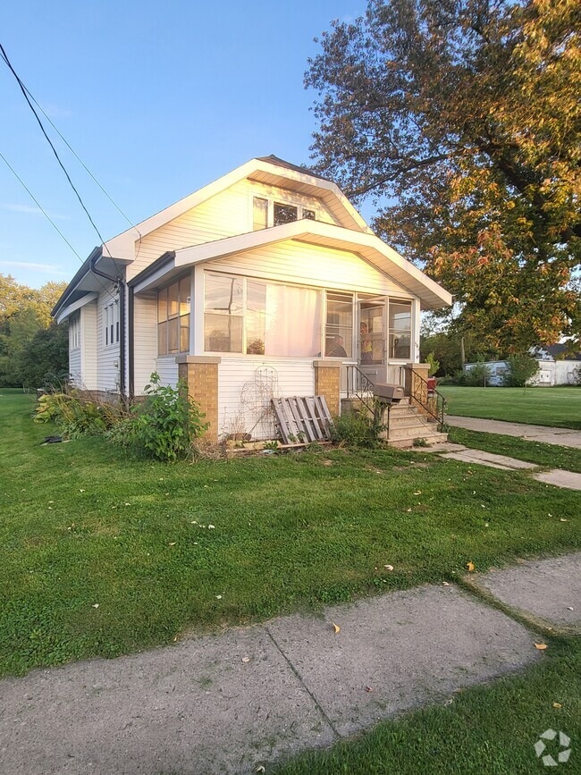 Building Photo - 543 Morris St