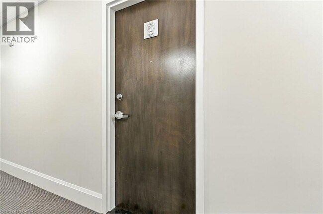 Building Photo - 118 King St E