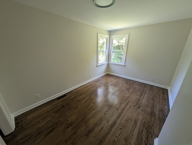 Foto del edificio - 44 Sunny Ridge Rd