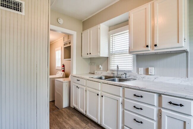 Foto del edificio - Charming 1-Bedroom house in Wichita with large fenced yard and covered Patio
