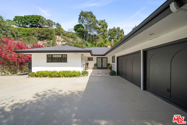 Building Photo - 9023 Alto Cedro Dr