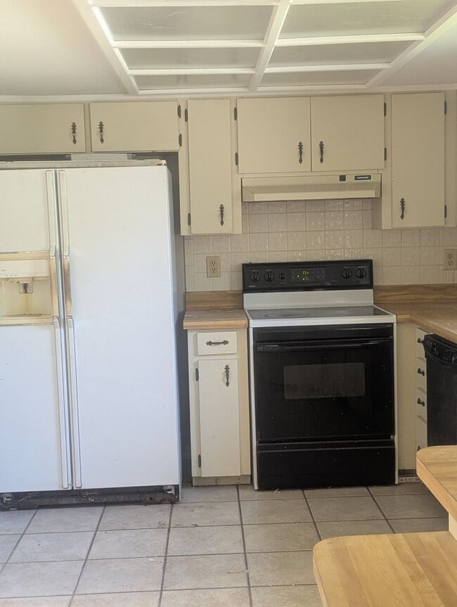 Building Photo - 3 bedroom, 2 bath