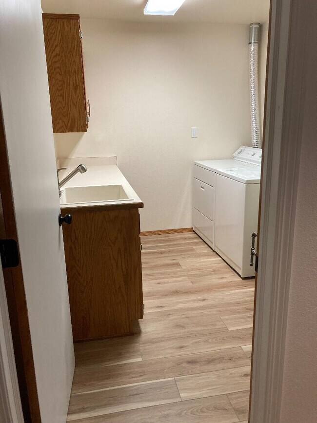 Laundry & utility room - 1736 Sanders Dr