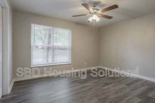 Building Photo - 10325 Smalley Ave