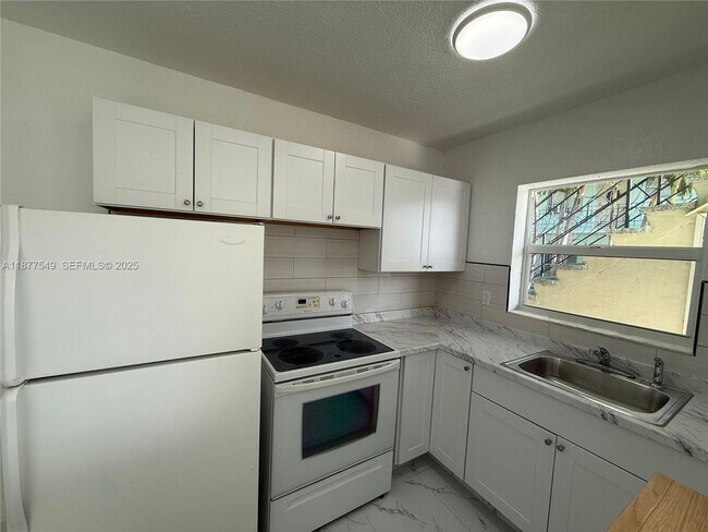 Foto del edificio - 855 W 29th St