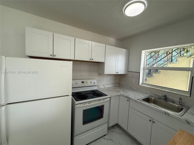 Building Photo - 855 W 29th St