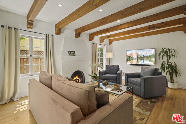 Foto del edificio - 833 N Harper Ave
