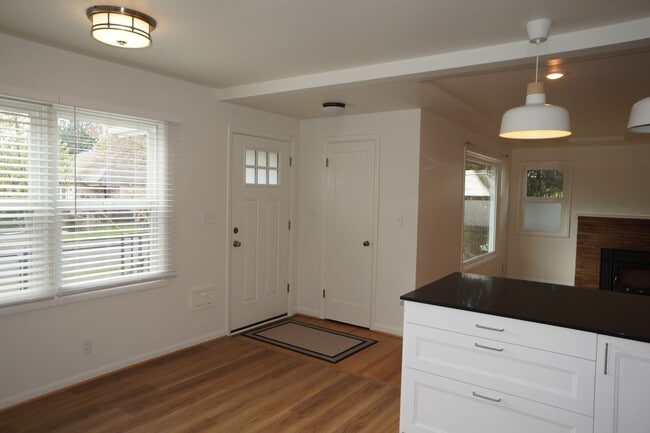 Building Photo - SE Portland 3-bedroom remodeled Bungalow