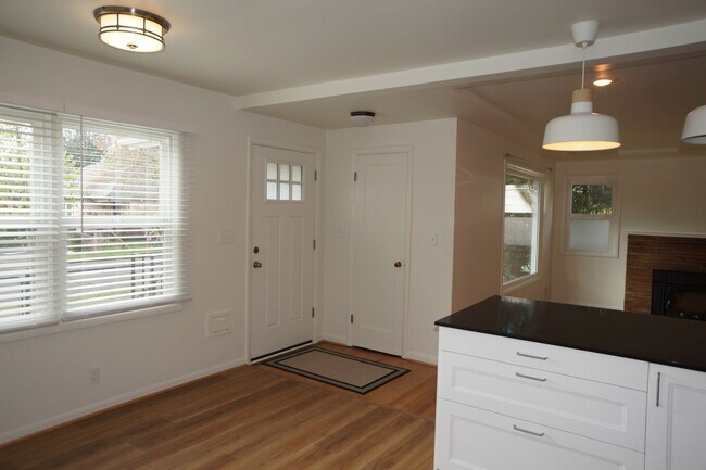 Foto del edificio - SE Portland 3-bedroom remodeled Bungalow