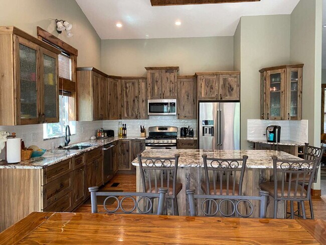 Foto del edificio - "Spacious 4-Bedroom Retreat with 3 Full Ba...