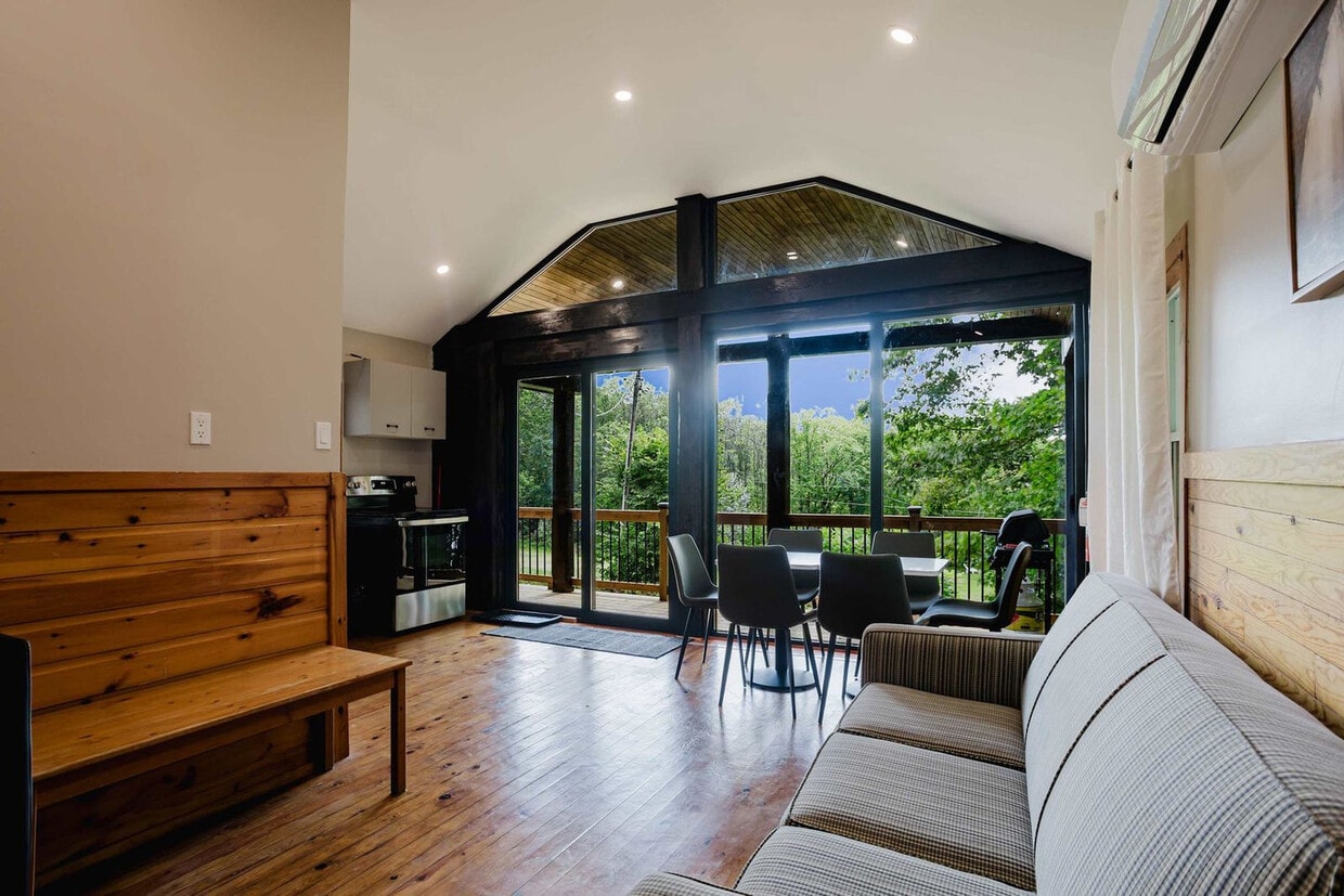 Primary Photo - 2689 Muskoka District Road 118 West