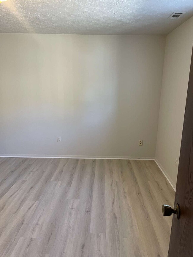 Building Photo - 1 bedroom unit in clairton 50% off move in...