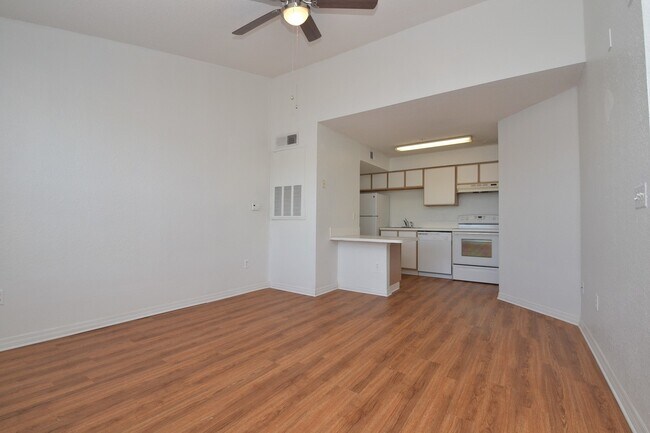 Foto del edificio - 1/1 Condo in Villas Del Sol ~ Gated Comm w/ Resort-Style Amenities!