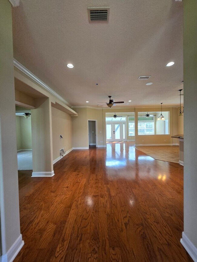 Building Photo - Gorgeous 4-Bedroom Home with Office, Pool,...