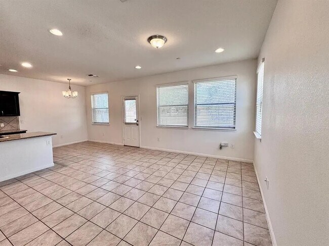Foto del edificio - Room in Townhome on Zodiac Ln