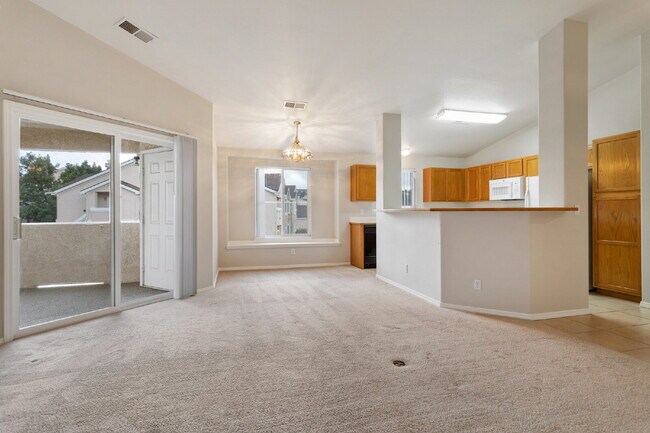 Foto del edificio - Stylish 3-Bed Condo in Gated Community – J...