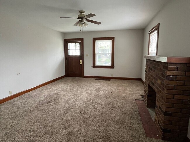 Building Photo - Three Bedroom Bungalow