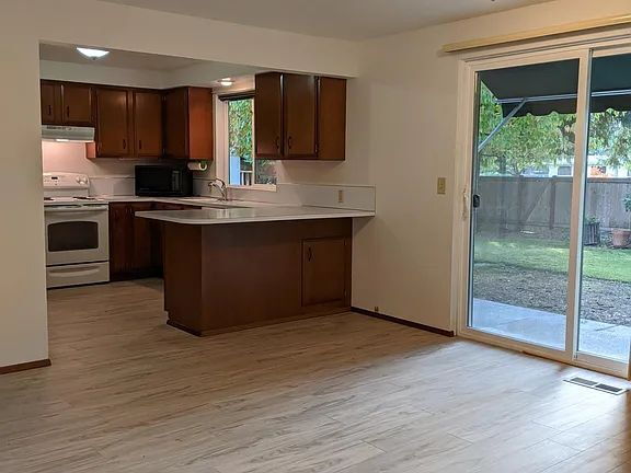 Foto del edificio - **Beautifully Maintained Bothell Rambler with Large Fenced Yard**- FOR RENT- Available September 6th