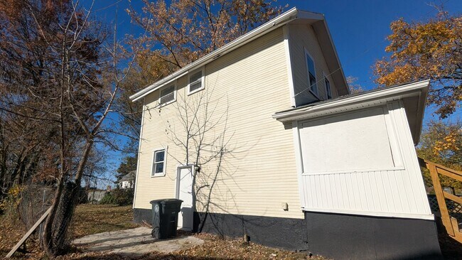 Building Photo - Welcome to your charming home located in the vibrant city of Akron