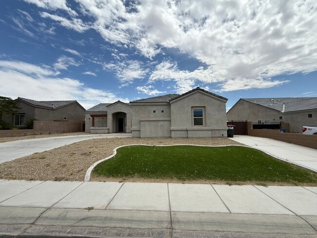Building Photo - 4 Bedroom in Villa Chaparral!