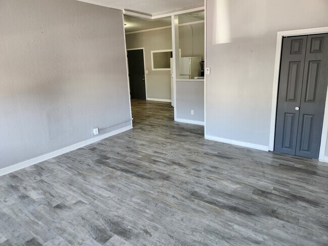 Foto del edificio - 8 E Railroad St