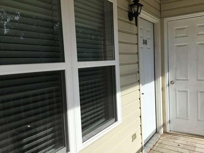 Building Photo - Newly Renovated - 2 Bedroom / 1 Bath Apartment