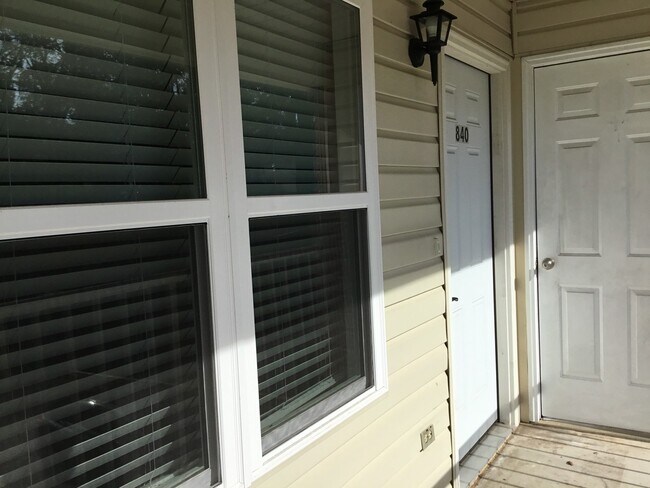 Foto del edificio - Newly Renovated - 2 Bedroom / 1 Bath Apartment