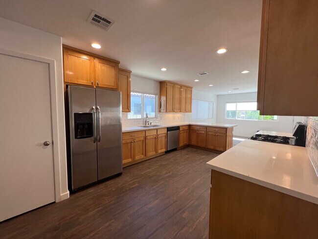 Foto del edificio - 3663 Edenhurst Ave