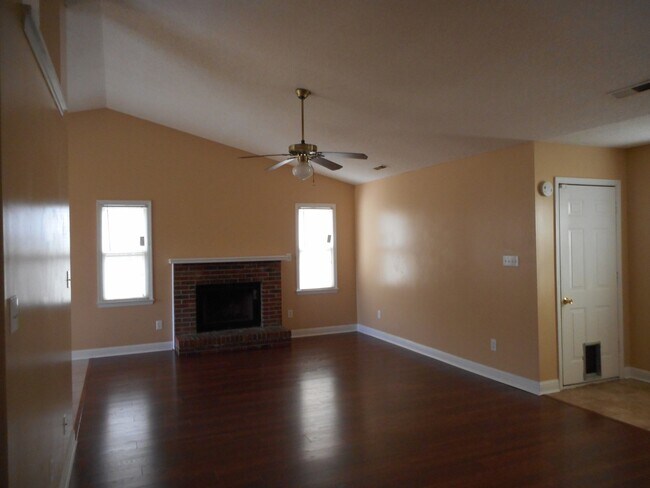 Foto del edificio - 3 BR 2 BA in Midway Park