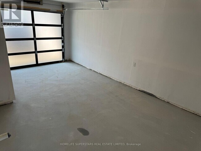 Building Photo - 15 Chiffon St