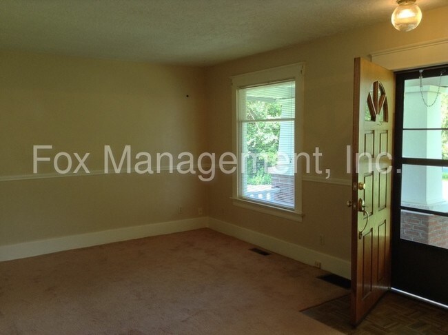 Building Photo - 10640 NE Beech St