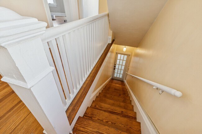 Building Photo - BEAUTIFUL Second Floor Unit in Olde Towne!