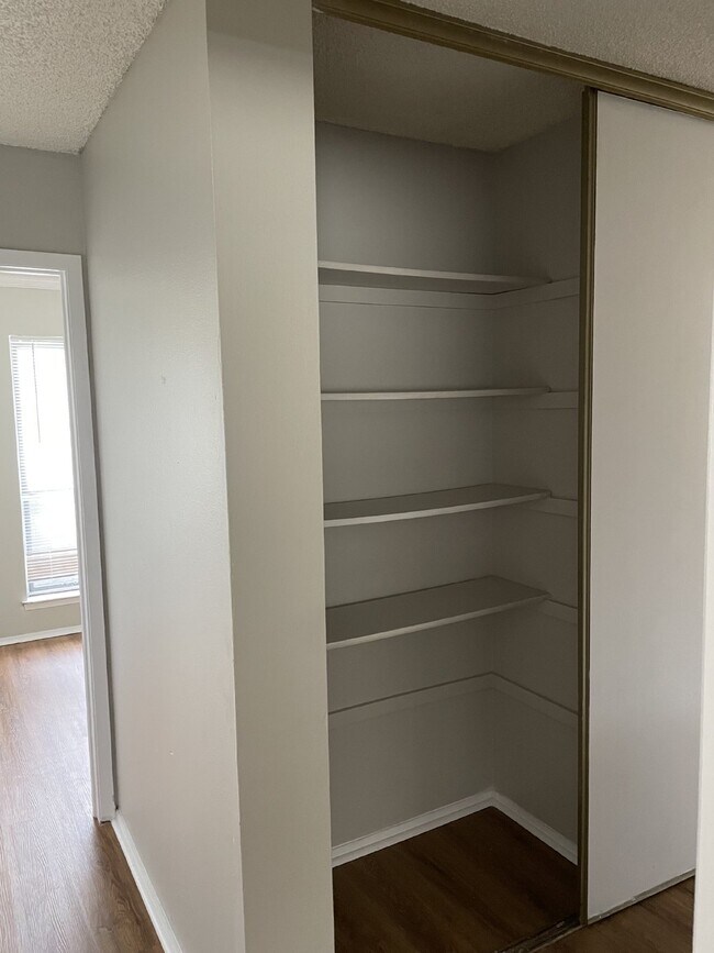 Building Photo - Gorgeous 3 bedroom, 2 bedroom with garage ...